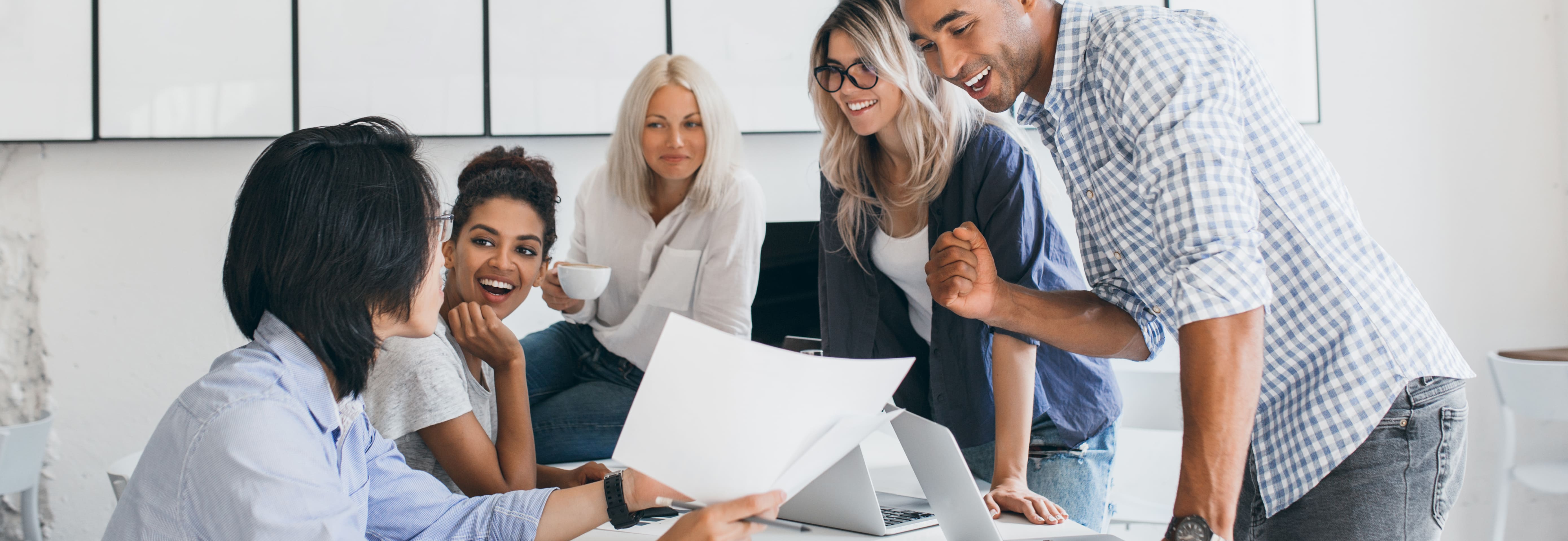 Travail bureau en groupe